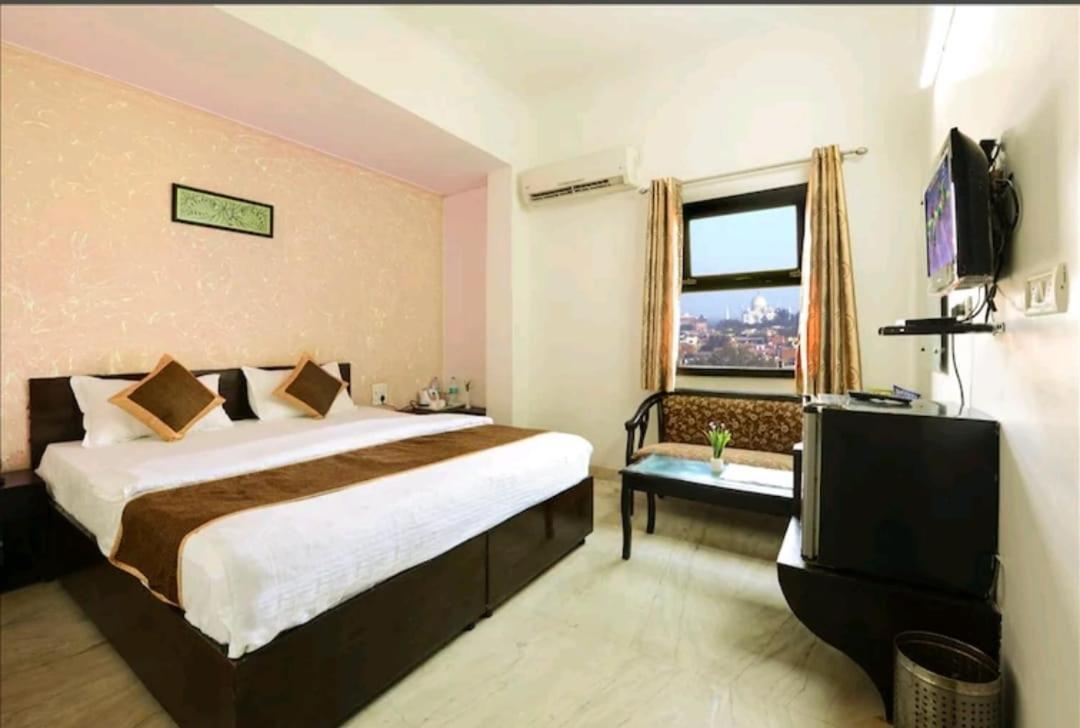 Hotel The First By Goyal Hotelie Агра Екстер'єр фото